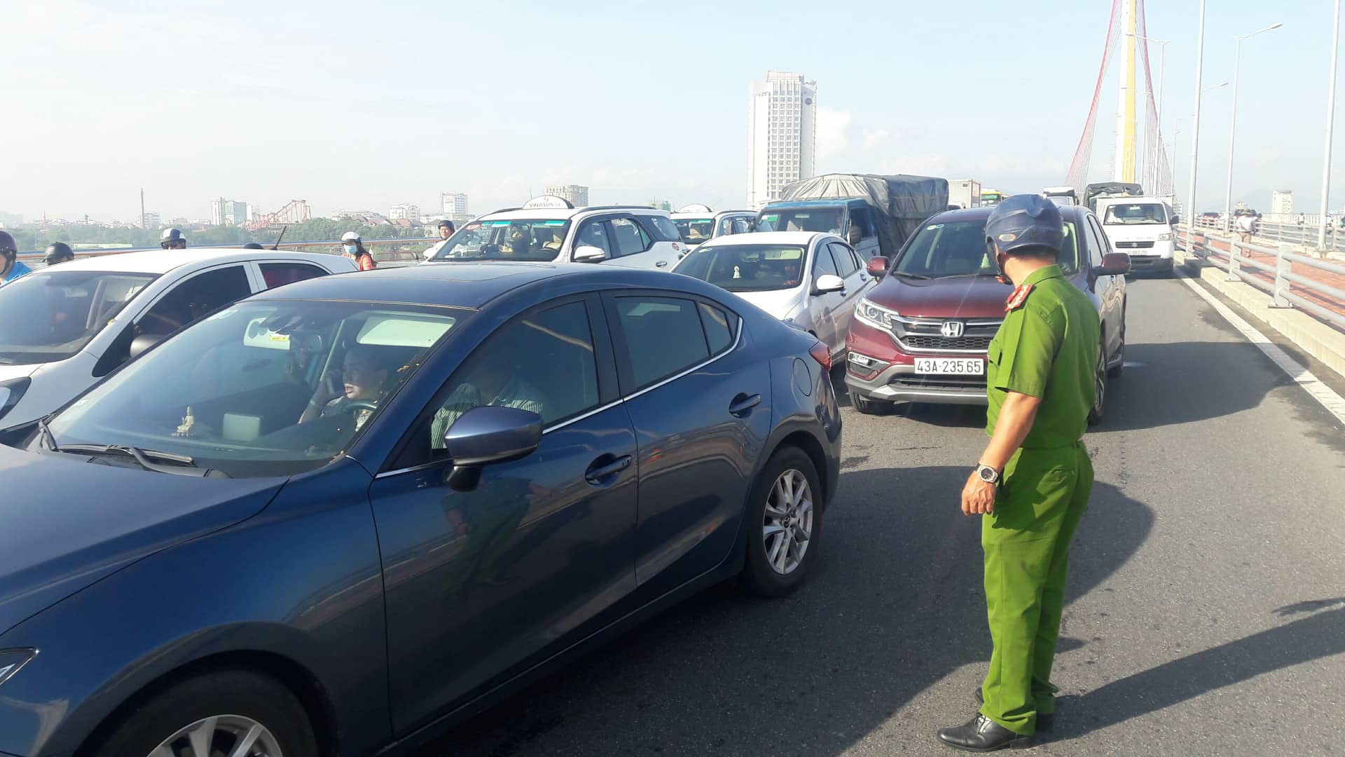 Đà Nẵng: Xe tải lật giữa cầu, giao thông ách tắc nghiêm trọng giờ cao điểm