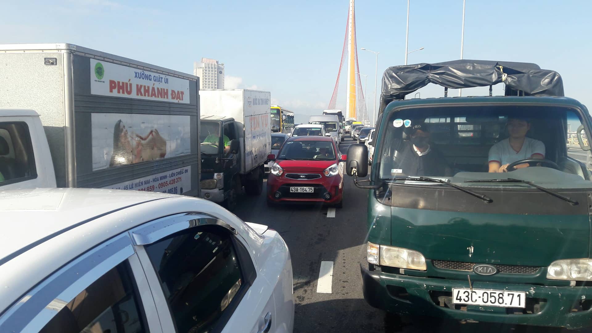 Đà Nẵng: Xe tải lật giữa cầu, giao thông ách tắc nghiêm trọng giờ cao điểm