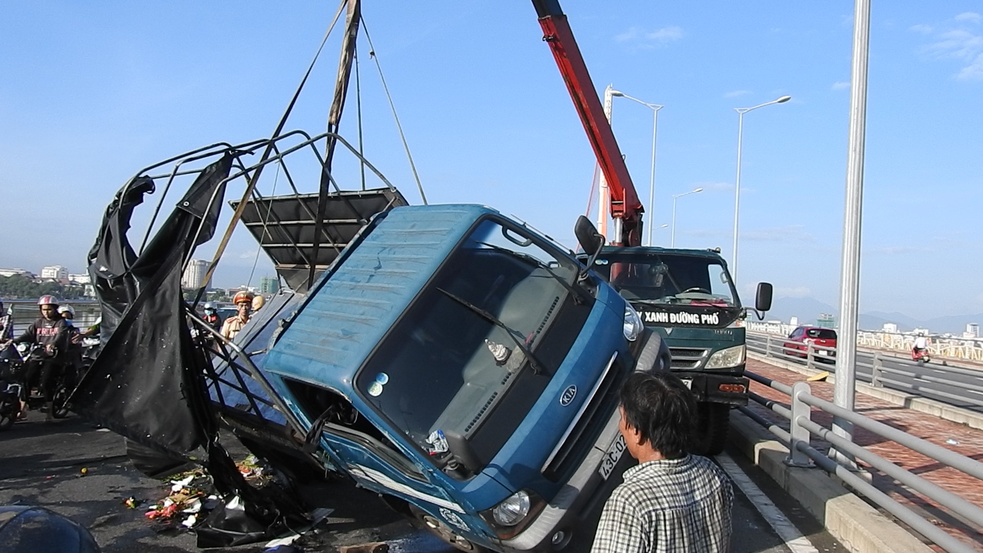 Đà Nẵng: Xe tải lật giữa cầu, giao thông ách tắc nghiêm trọng giờ cao điểm