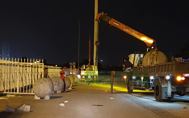 Xóa dớp, lấy hên bất ngờ di chuyển 40 quả bóng xích tại sân Mỹ Đình?