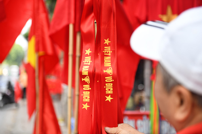 Phố phường Hà Nội ngập tràn cờ đỏ sao vàng trước trận Việt Nam - Philippines