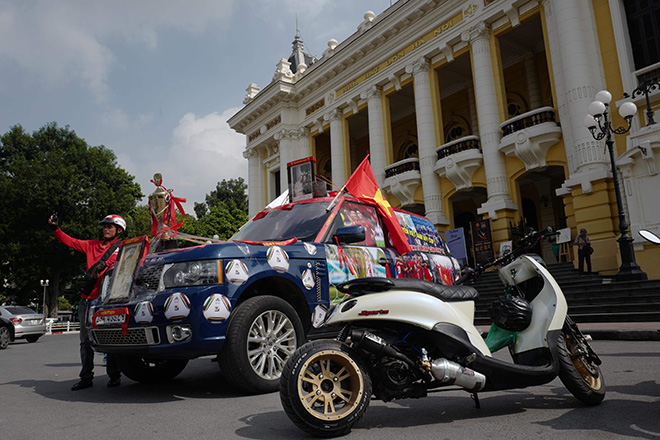 Phố phường Hà Nội ngập tràn cờ đỏ sao vàng trước trận Việt Nam - Philippines