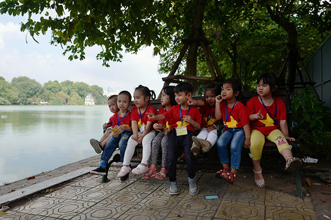 Phố phường Hà Nội ngập tràn cờ đỏ sao vàng trước trận Việt Nam - Philippines