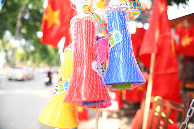 Phố phường Hà Nội ngập tràn cờ đỏ sao vàng trước trận Việt Nam - Philippines