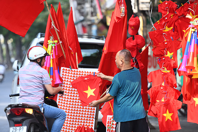 Phố phường Hà Nội ngập tràn cờ đỏ sao vàng trước trận Việt Nam - Philippines Phố phường Hà Nội ngập tràn cờ đỏ sao vàng trước trận Việt Nam - Philippines