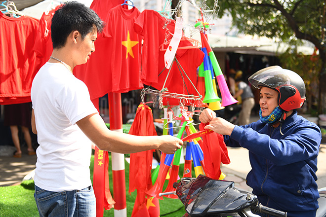 Phố phường Hà Nội ngập tràn cờ đỏ sao vàng trước trận Việt Nam - Philippines