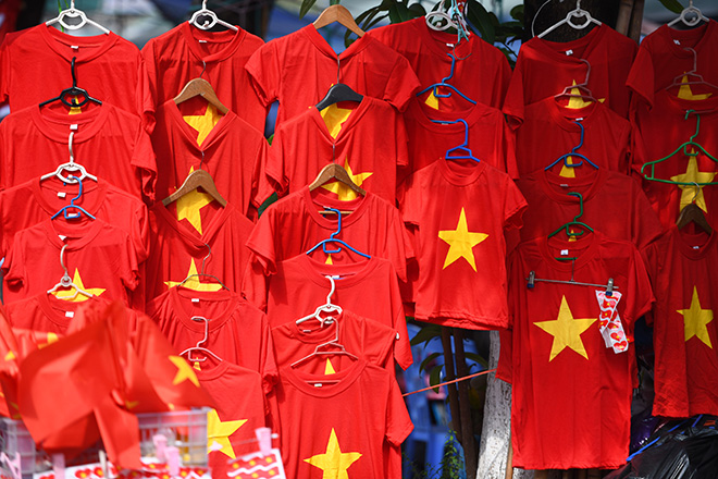 Phố phường Hà Nội ngập tràn cờ đỏ sao vàng trước trận Việt Nam - Philippines