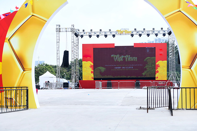 Phố phường Hà Nội ngập tràn cờ đỏ sao vàng trước trận Việt Nam - Philippines