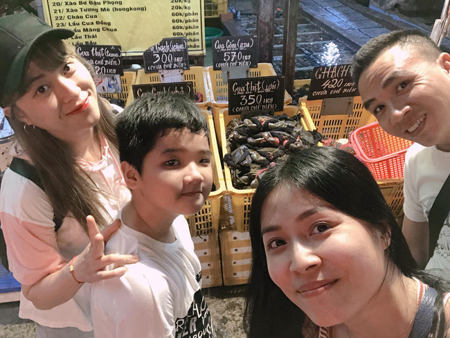 Chồng sắp cưới rất yêu thương con riêng của Hoàng Linh, còn nữ MC đối xử với con riêng của Mạnh Hùng như thế nào?