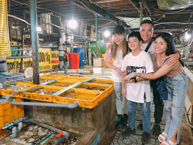 Chồng sắp cưới rất yêu thương con riêng của Hoàng Linh, còn nữ MC đối xử với con riêng của Mạnh Hùng như thế nào?