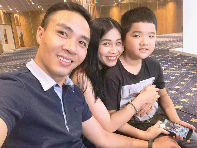 Chồng sắp cưới rất yêu thương con riêng của Hoàng Linh, còn nữ MC đối xử với con riêng của Mạnh Hùng như thế nào?