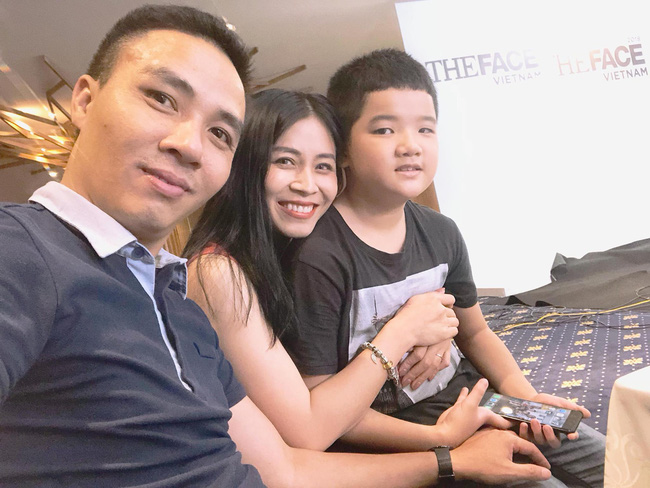 Chồng sắp cưới rất yêu thương con riêng của Hoàng Linh, còn nữ MC đối xử với con riêng của Mạnh Hùng như thế nào?