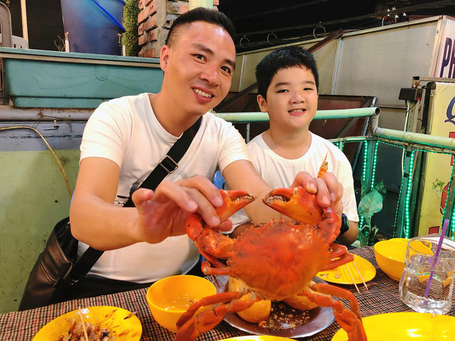 Chồng sắp cưới rất yêu thương con riêng của Hoàng Linh, còn nữ MC đối xử với con riêng của Mạnh Hùng như thế nào?