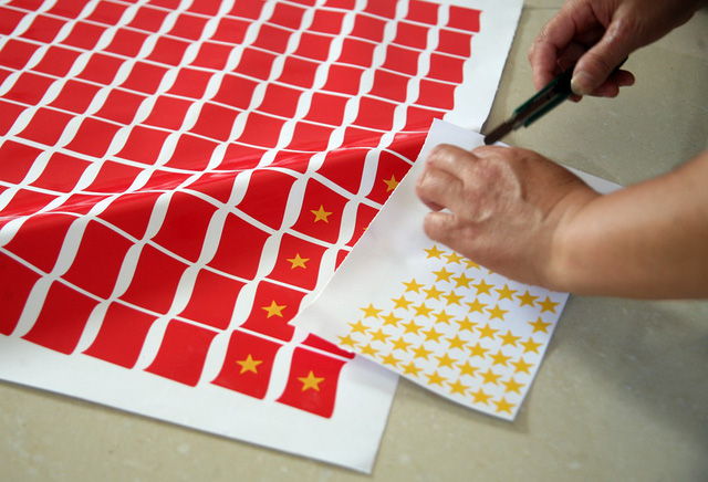 Đại công xưởng sản xuất cờ, băng-rôn phục vụ CĐV trước trận bán kết chiều nay