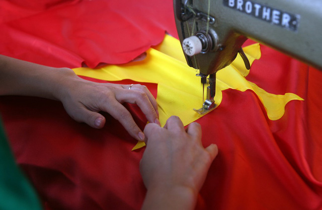 Đại công xưởng sản xuất cờ, băng-rôn phục vụ CĐV trước trận bán kết chiều nay