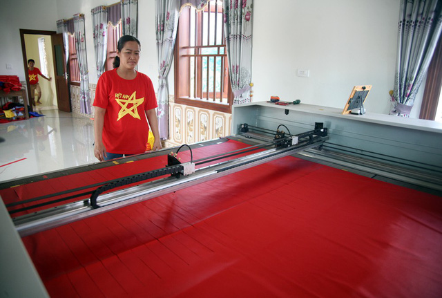 Đại công xưởng sản xuất cờ, băng-rôn phục vụ CĐV trước trận bán kết chiều nay