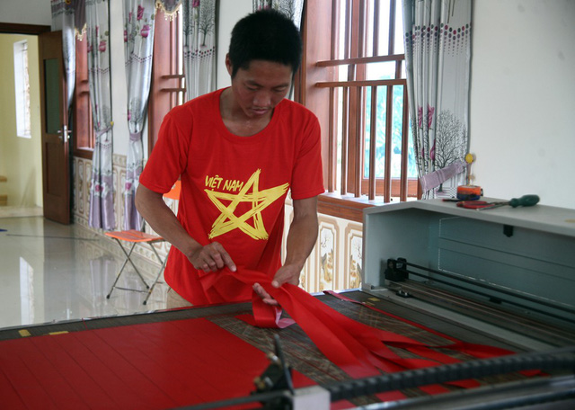 Đại công xưởng sản xuất cờ, băng-rôn phục vụ CĐV trước trận bán kết chiều nay