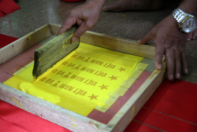 Đại công xưởng sản xuất cờ, băng-rôn phục vụ CĐV trước trận bán kết chiều nay