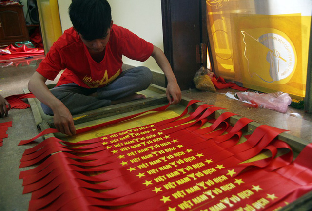 Đại công xưởng sản xuất cờ, băng-rôn phục vụ CĐV trước trận bán kết chiều nay
