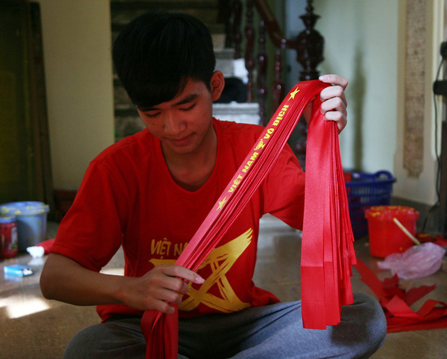 Đại công xưởng sản xuất cờ, băng-rôn phục vụ CĐV trước trận bán kết chiều nay