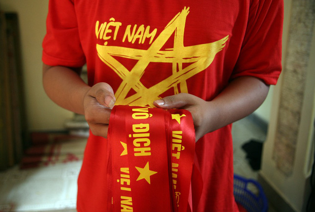 Đại công xưởng sản xuất cờ, băng-rôn phục vụ CĐV trước trận bán kết chiều nay