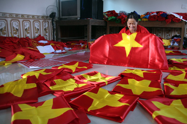 Đại công xưởng sản xuất cờ, băng-rôn phục vụ CĐV trước trận bán kết chiều nay