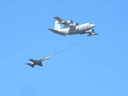 Tiêm kích F/A-18 và KC-130 Mỹ đâm nhau ở Nhật Bản - 5 người trên máy bay tiếp dầu không có ghế thoát hiểm