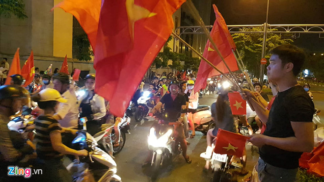 Người dân khắp nơi ra đường mừng Việt Nam vào chung kết AFF Cup Người dân khắp nơi ra đường mừng Việt Nam vào chung kết AFF Cup