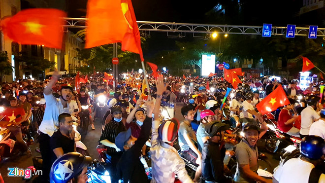 Người dân khắp nơi ra đường mừng Việt Nam vào chung kết AFF Cup