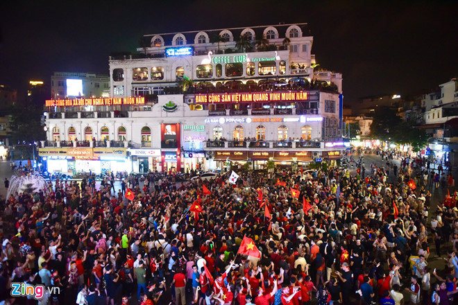 Người dân khắp nơi ra đường mừng Việt Nam vào chung kết AFF Cup