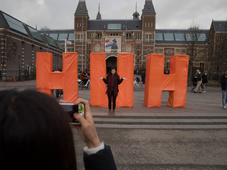 Biểu tượng nổi tiếng I amsterdam của thủ đô Hà Lan bị dỡ bỏ cho du khách đỡ phải chụp ảnh