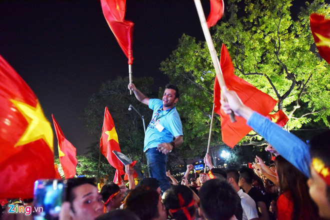 Người dân khắp nơi ra đường mừng Việt Nam vào chung kết AFF Cup Người dân khắp nơi ra đường mừng Việt Nam vào chung kết AFF Cup