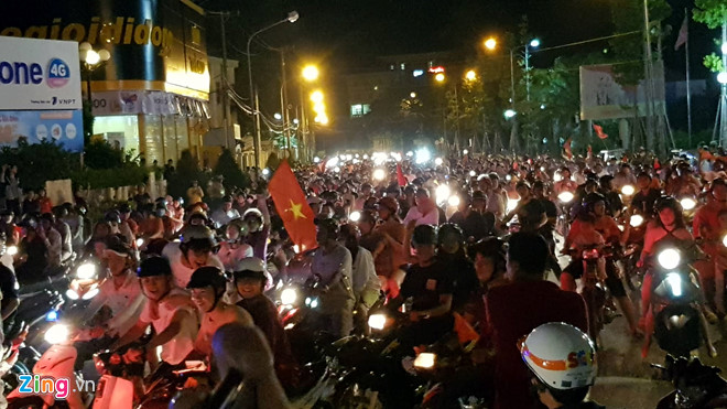 Người dân khắp nơi ra đường mừng Việt Nam vào chung kết AFF Cup Người dân khắp nơi ra đường mừng Việt Nam vào chung kết AFF Cup