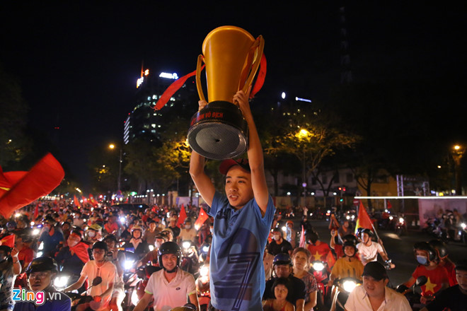 Người dân khắp nơi ra đường mừng Việt Nam vào chung kết AFF Cup Người dân khắp nơi ra đường mừng Việt Nam vào chung kết AFF Cup