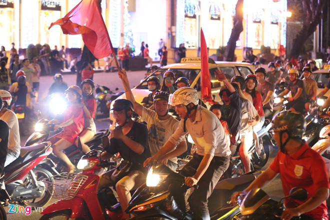 Người dân khắp nơi ra đường mừng Việt Nam vào chung kết AFF Cup Người dân khắp nơi ra đường mừng Việt Nam vào chung kết AFF Cup