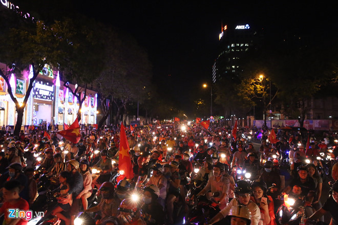 Người dân khắp nơi ra đường mừng Việt Nam vào chung kết AFF Cup Người dân khắp nơi ra đường mừng Việt Nam vào chung kết AFF Cup