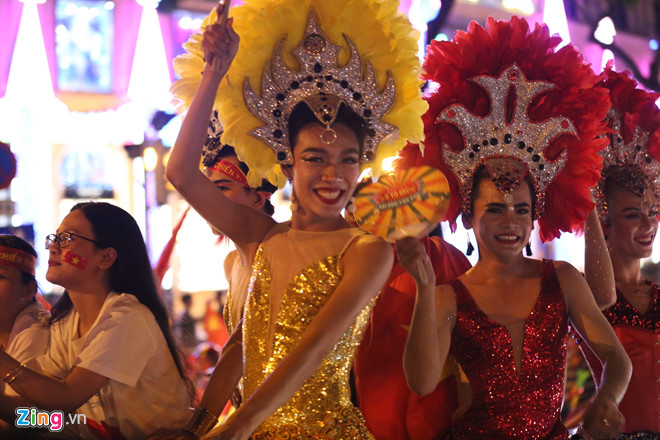 Người dân khắp nơi ra đường mừng Việt Nam vào chung kết AFF Cup