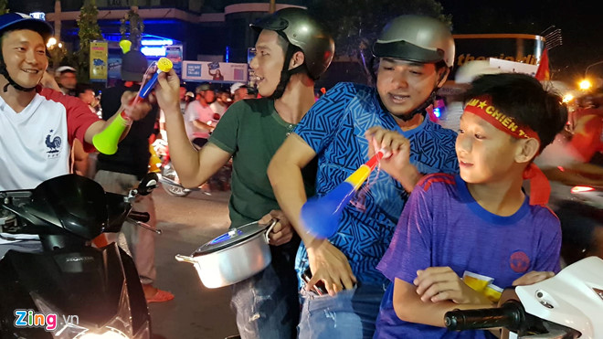 Người dân khắp nơi ra đường mừng Việt Nam vào chung kết AFF Cup Người dân khắp nơi ra đường mừng Việt Nam vào chung kết AFF Cup