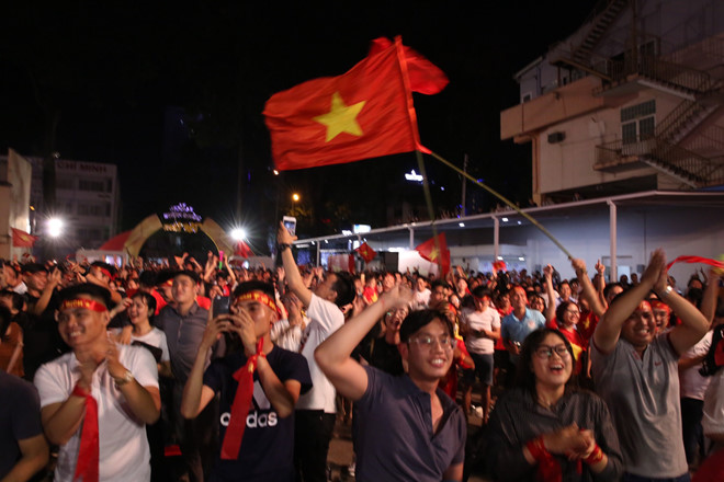 Người dân khắp nơi ra đường mừng Việt Nam vào chung kết AFF Cup Người dân khắp nơi ra đường mừng Việt Nam vào chung kết AFF Cup