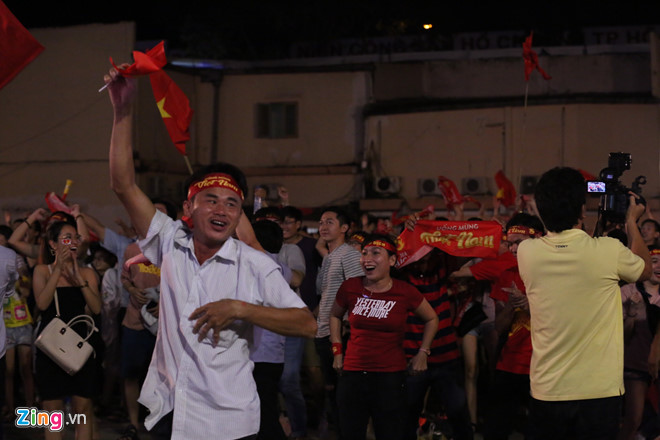Người dân khắp nơi ra đường mừng Việt Nam vào chung kết AFF Cup Người dân khắp nơi ra đường mừng Việt Nam vào chung kết AFF Cup