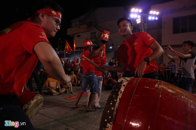 Người dân khắp nơi ra đường mừng Việt Nam vào chung kết AFF Cup