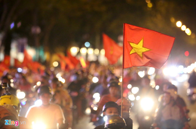 Người dân khắp nơi ra đường mừng Việt Nam vào chung kết AFF Cup Người dân khắp nơi ra đường mừng Việt Nam vào chung kết AFF Cup