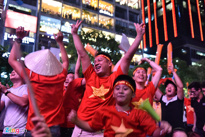 Người dân khắp nơi ra đường mừng Việt Nam vào chung kết AFF Cup Người dân khắp nơi ra đường mừng Việt Nam vào chung kết AFF Cup