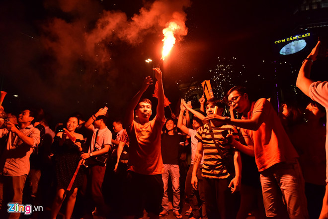 Người dân khắp nơi ra đường mừng Việt Nam vào chung kết AFF Cup Người dân khắp nơi ra đường mừng Việt Nam vào chung kết AFF Cup