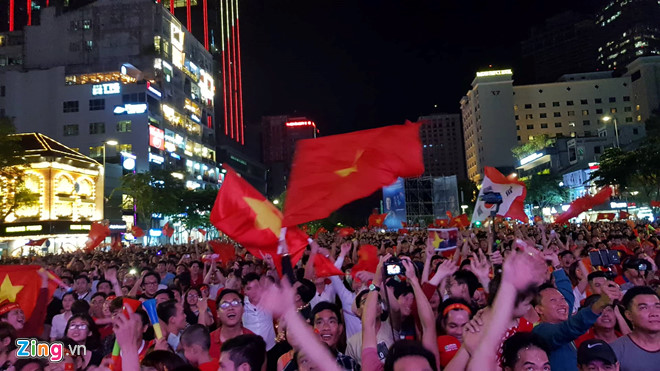 Người dân khắp nơi ra đường mừng Việt Nam vào chung kết AFF Cup Người dân khắp nơi ra đường mừng Việt Nam vào chung kết AFF Cup