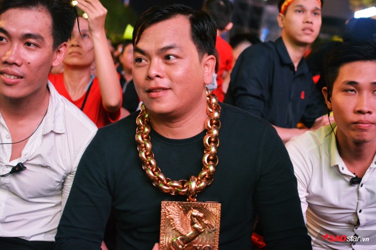 Đại gia đeo 13 ký vàng trị giá 13 tỷ ra Phố đi bộ, ngồi đất cổ vũ cho đội tuyển Việt Nam trước Philippines Đại gia đeo 13 ký vàng trị giá 13 tỷ ra Phố đi bộ, ngồi đất cổ vũ cho đội tuyển Việt Nam trước Philippines