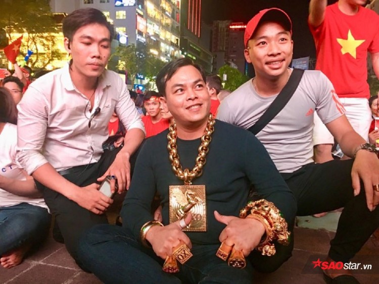 Đại gia đeo 13 ký vàng trị giá 13 tỷ ra Phố đi bộ, ngồi đất cổ vũ cho đội tuyển Việt Nam trước Philippines
