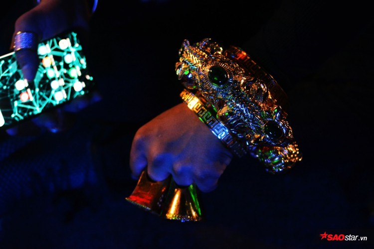 Đại gia đeo 13 ký vàng trị giá 13 tỷ ra Phố đi bộ, ngồi đất cổ vũ cho đội tuyển Việt Nam trước Philippines