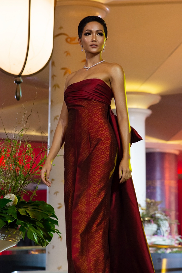 HHen Niê lộ miếng dán ngực khi trình diễn tại Miss Universe