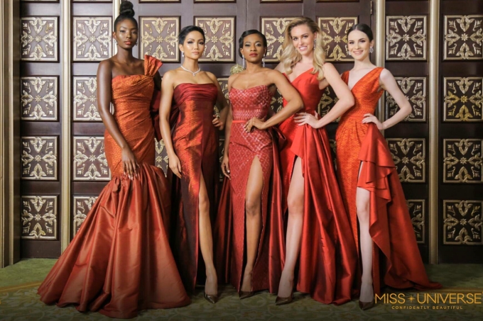 HHen Niê lộ miếng dán ngực khi trình diễn tại Miss Universe